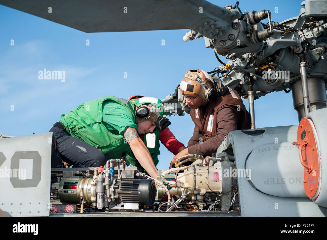 151007-N-NU281-034 OCÉAN ATLANTIQUE (oct. 7, 2015) l'Aviation Mécanicien structurels 2e classe E. Monson, gauche, et de l'Aviation l'Aviateur Mécanicien structurels E. Santana, affecté à la "mer des Chargers hélicoptère de combat de l'Escadron (HSC), effectuer 26 vérifications avant vol sur un hélicoptère Seahawk MH-60S sur le pont de porte-avions USS Harry S. Truman (CVN 75). Truman est en mer formation en vue d'un futur déploiement. (U.S. Photo par marine Spécialiste de la communication de masse 3 classe J. R. Pacheco/libérés) Banque D'Images