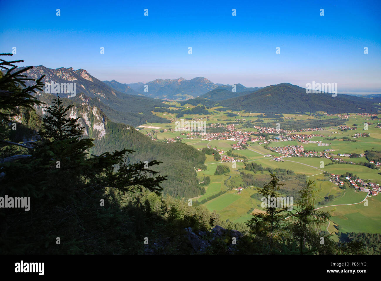 Village des alpes de Chiemgau à Inzell, Haute-Bavière, Allemagne, avec des alpes de Chiemgau, vues du Falkenstein Banque D'Images