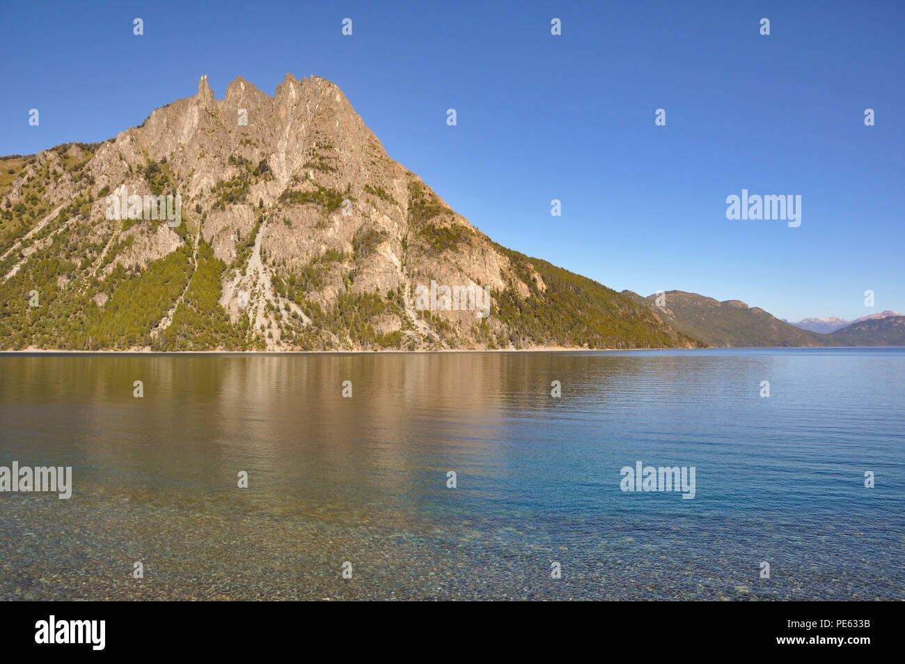 Eau cristalline de Brazo Huemul du lac Nahuel Huapi avec cerro tres monjes entre Bariloche et Villa La Angostura, Argentine, Patagonie Banque D'Images