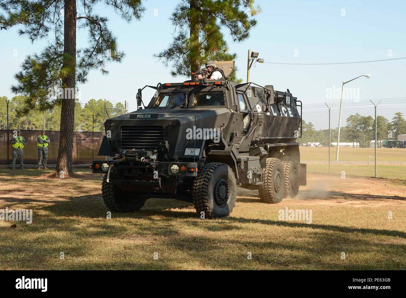 Service de police de Pineville répondre à un appel 911 sur une explosion et une fusillade sur Camp Beauregard dans le cadre d'un scénario de formation multi-couches, le 7 octobre 2015. La Garde nationale de la Louisiane a mené sa lutte contre le terrorisme annuels de l'exercice de validation conformément à la politique du ministère de la Défense au Camp Beauregard à Pineville en Louisiane, dans le cadre de la Lang de lutte contre le terrorisme, de nombreux organismes ont participé à l'exercice y compris : Pineville Pineville Pompiers, Police, Rapides Parois du shérif, acadienne, Ambulance et Police de l'état de la Louisiane. (Photo de la Garde nationale par la CPS. Banque D'Images Service de police de Pineville répondre à un appel 911 sur une explosion et une fusillade sur Camp Beauregard dans le cadre d'un scénario de formation multi-couches, le 7 octobre 2015. La Garde nationale de la Louisiane a mené sa lutte contre le terrorisme annuels de l'exercice de validation conformément à la politique du ministère de la Défense au Camp Beauregard à Pineville en Louisiane, dans le cadre de la Lang de lutte contre le terrorisme, de nombreux organismes ont participé à l'exercice y compris : Pineville Pineville Pompiers, Police, Rapides Parois du shérif, acadienne, Ambulance et Police de l'état de la Louisiane. (Photo de la Garde nationale par la CPS. Banque D'Images