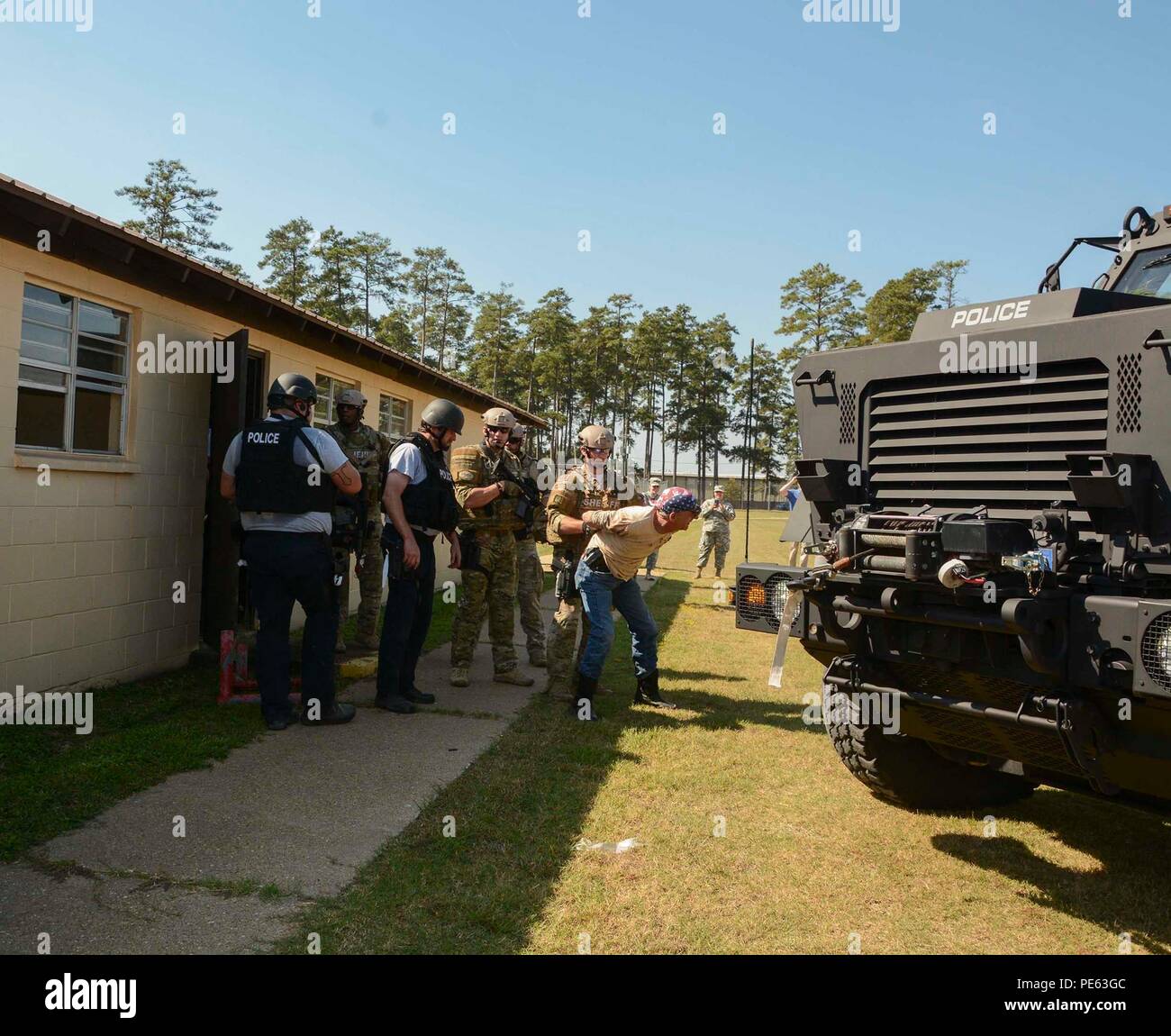 Rapides du shérif et Département de Police de Pineville contiennent un des tireurs sportifs dans le cadre d'un scénario de formation multi-couches, le 7 octobre 2015. La Garde nationale de la Louisiane a mené sa lutte contre le terrorisme annuels de l'exercice de validation conformément à la politique du ministère de la Défense au Camp Beauregard à Pineville en Louisiane, dans le cadre de la Lang de lutte contre le terrorisme, de nombreux organismes ont participé à l'exercice y compris : Pineville Pineville Pompiers, Police, Rapides Parois du shérif, acadienne, Ambulance et Police de l'état de la Louisiane. (Photo de la Garde nationale par la CPS. Noshoba Davis) Banque D'Images Rapides du shérif et Département de Police de Pineville contiennent un des tireurs sportifs dans le cadre d'un scénario de formation multi-couches, le 7 octobre 2015. La Garde nationale de la Louisiane a mené sa lutte contre le terrorisme annuels de l'exercice de validation conformément à la politique du ministère de la Défense au Camp Beauregard à Pineville en Louisiane, dans le cadre de la Lang de lutte contre le terrorisme, de nombreux organismes ont participé à l'exercice y compris : Pineville Pineville Pompiers, Police, Rapides Parois du shérif, acadienne, Ambulance et Police de l'état de la Louisiane. (Photo de la Garde nationale par la CPS. Noshoba Davis) Banque D'Images