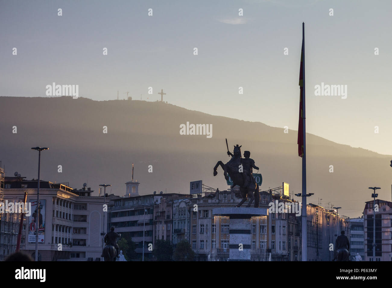 SKOPJE, Macédoine - 25 octobre 2015 : Alexandre le Grand statue sur la place principale de Skopje. Inauguré en 2012, il est devenu l'un des monuments de la c Banque D'Images