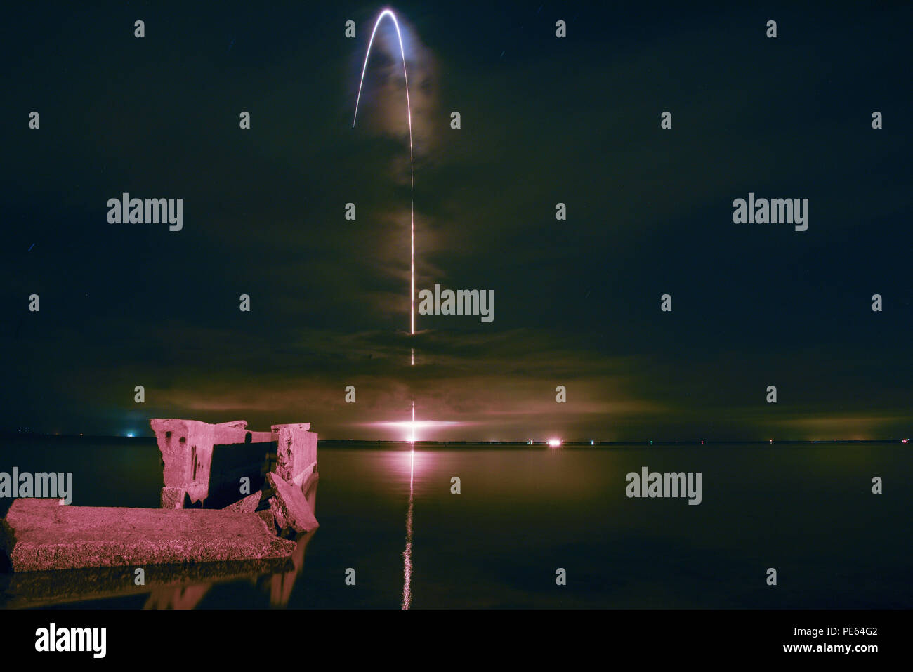 Cap Canaveral, Floride, USA. Août 12, 2018. Une fusée Delta IV, portant la sonde solaire Parker, décollera du complexe de lancement 37 comme vu au cours d'un temps d'exposition au Centre spatial Kennedy. La sonde va voler plus près du soleil que n'importe quel autre spacecraf, t et fournira une information sans précédent sur le Soleil. crédit : Scott A. Miller/ZUMA/Alamy Fil Live News Banque D'Images