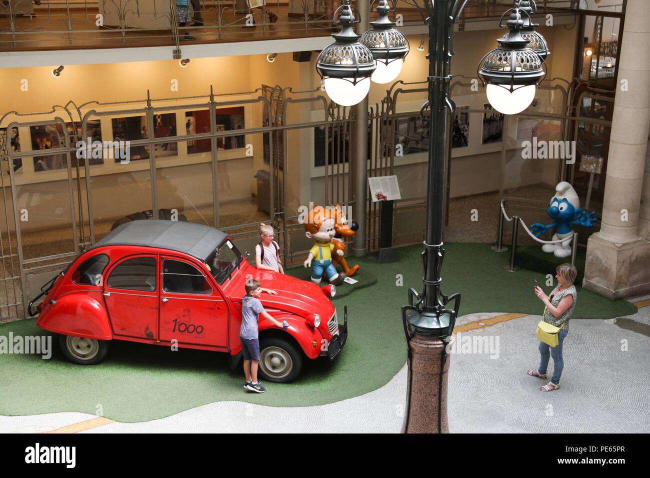 Bruxelles, Belgique. Août 12, 2018. Les touristes visitent le Musée d'Art de la Bande Dessinée à Bruxelles, Belgique, le 12 août 2018. La Bd Art Museum est situé au coeur de Bruxelles, où de grands dessinateurs de renommée internationale a créé des personnages comme Tintin et les Schtroumpfs. Comme l'une des principales attractions de Bruxelles, le musée, avec ses 4 200 mètres carrés d'expositions permanentes et temporaires, joue un rôle important dans les échanges culturels et touristiques de la Belgique. Credit : Zheng Huansong/Xinhua/Alamy Live News Banque D'Images