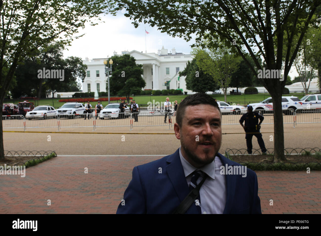 Washington, DC, USA. 12 août 2018. Jason Kessler, chef de l'Unite le droit de protestation, donne une interview en face de la Maison Blanche. Crédit : Joseph Gruber/Alamy Live News Banque D'Images