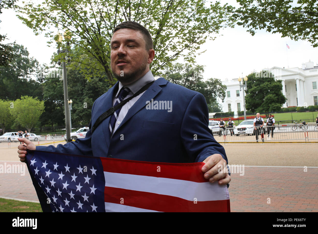 Washington, DC, USA. 12 août 2018. Jason Kessler, chef de l'Unite le droit de protestation, donne une interview en face de la Maison Blanche. Crédit : Joseph Gruber/Alamy Live News Banque D'Images