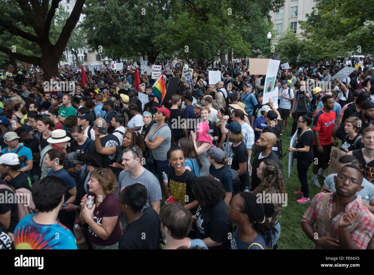 Washington, DC, USA. 12 août, 2018. Certains des milliers de manifestants à une contre-manifestation à Lafayette Square, alors que seulement une poignée de nationalistes blancs ont tenu leur rassemblement à proximité d'union de la droite en face de la Maison Blanche sur le premier anniversaire de la violente Charlottesville, Virginie rally. Bob Korn/Alamy Live News Banque D'Images