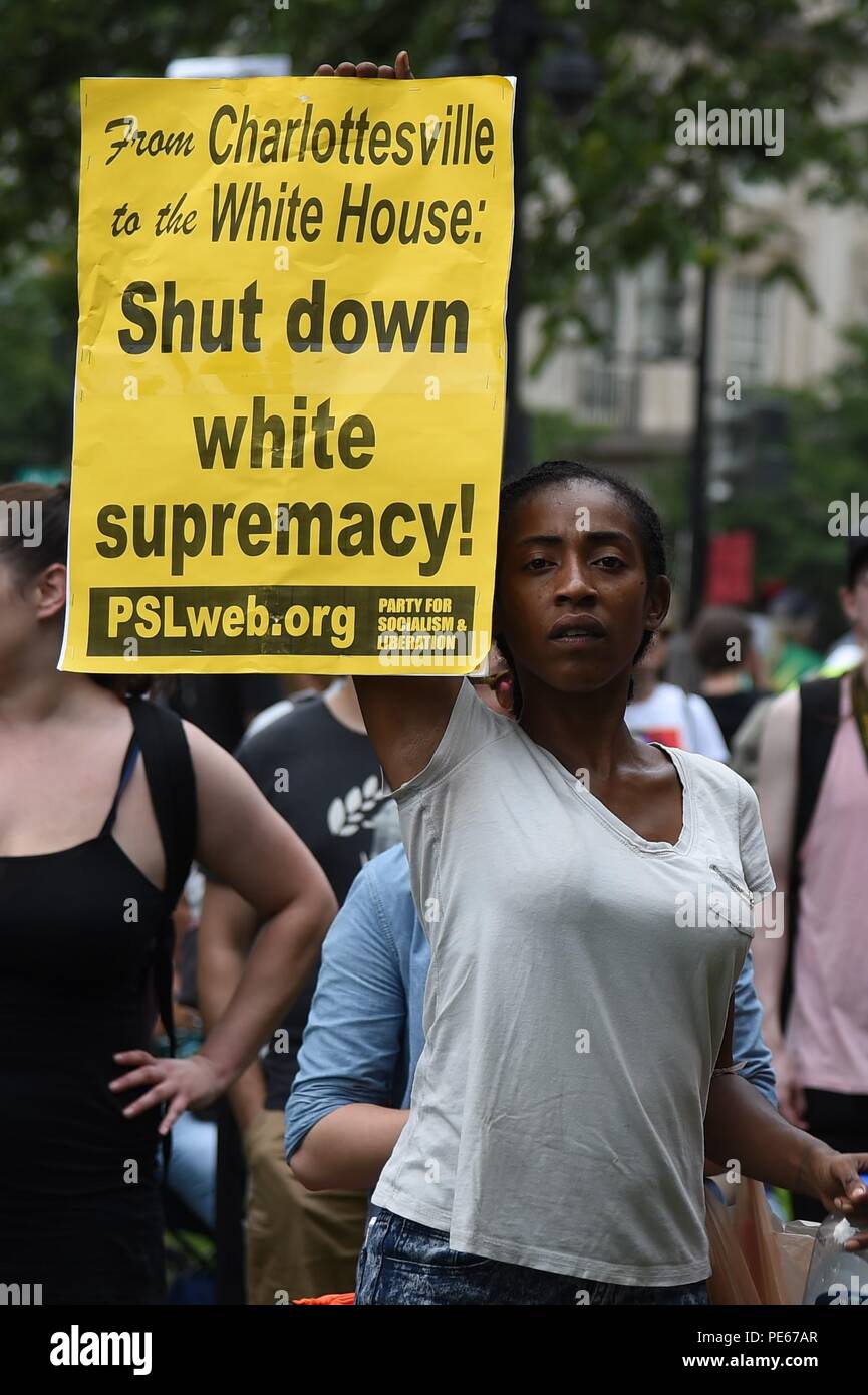 (180812) -- WASHINGTON, 12 août 2018 (Xinhua) -- un manifestant tient une pancarte en face de la suprématie blanche-led rally près de la Maison Blanche, à Washington, DC, États-Unis, le 12 août, 2018. Des milliers d'anti-manifestants se sont réunis dans plusieurs endroits du centre de Washington, dimanche après-midi, heures avant un bon rallye pour la suprématie de la controversée est prévue. Les manifestants se sont réunis dans la capitale du pays pour marquer le premier anniversaire de la deadly Charlottesville protester, au cours de laquelle un suprémaciste blanc a tué un manifestant anti-femmes dans tout le pays, suscitant la fureur. (Xinhua/Yang C Banque D'Images