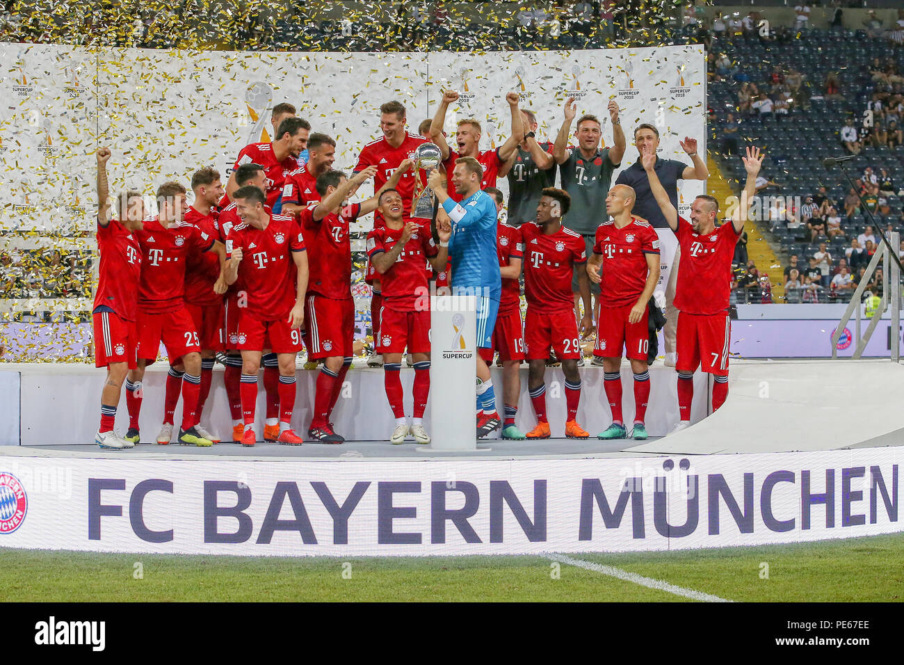 (180813) -- Francfort, le 13 août 2018(Xinhua) -- Les joueurs du Bayern Munich célébrer avec le trophée après avoir remporté la Super Coupe allemande match de football entre l'Eintracht Francfort et le Bayern de Munich à Francfort, Allemagne, le 12 août 2018. Le Bayern Munich a gagné 5-0. (Xinhua/Joachim Bywaletz) Banque D'Images