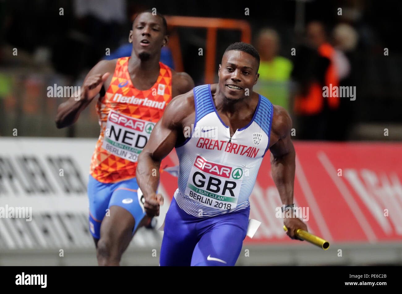 Berlin, Allemagne. Août 12, 2018. L'athlétisme, les championnats européens dans le stade olympique : 4 x 100m finale du relais, les hommes : Harry Aikines-Aryeetey de Grande-bretagne (R) passe la ligne d'arrivée en avance de Taymir Burnett des Pays-Bas. Credit : Kay Nietfeld/dpa/Alamy Live News Banque D'Images