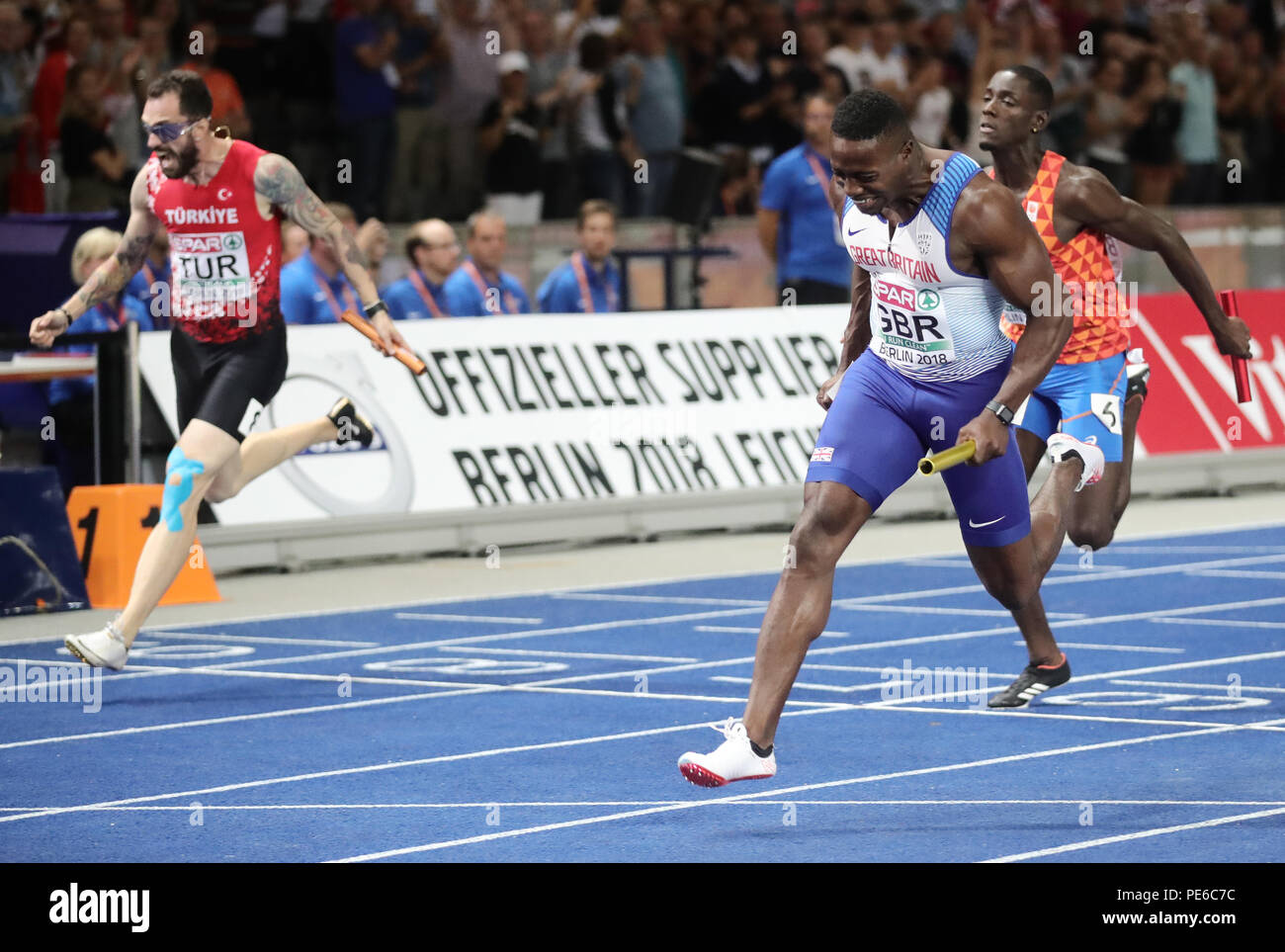 Berlin, Allemagne. Août 12, 2018. L'athlétisme, les championnats européens dans le stade olympique : 4 x 100m finale du relais, les hommes : Harry Aikines-Aryeetey à partir de la Grande-Bretagne (C) gagne devant Ramil Guliyev (L) à partir de la Turquie et de Taymir Burnett des Pays-Bas. Crédit : Michael Kappeler/dpa/Alamy Live News Banque D'Images