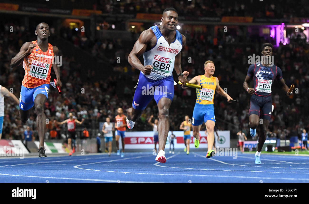 Berlin, Allemagne. Août 12, 2018. L'athlétisme, les championnats européens dans le stade olympique : 4 x 100m finale du relais, les hommes : (L-R) Taymir Burnett des Pays-Bas, Harry Aikines-Aryeetey de Grande-Bretagne, Serhiy Smelyk d'Ukraine et de la France l'automne Mouhamadou en action. Crédit : Sven Hoppe/dpa/Alamy Live News Banque D'Images