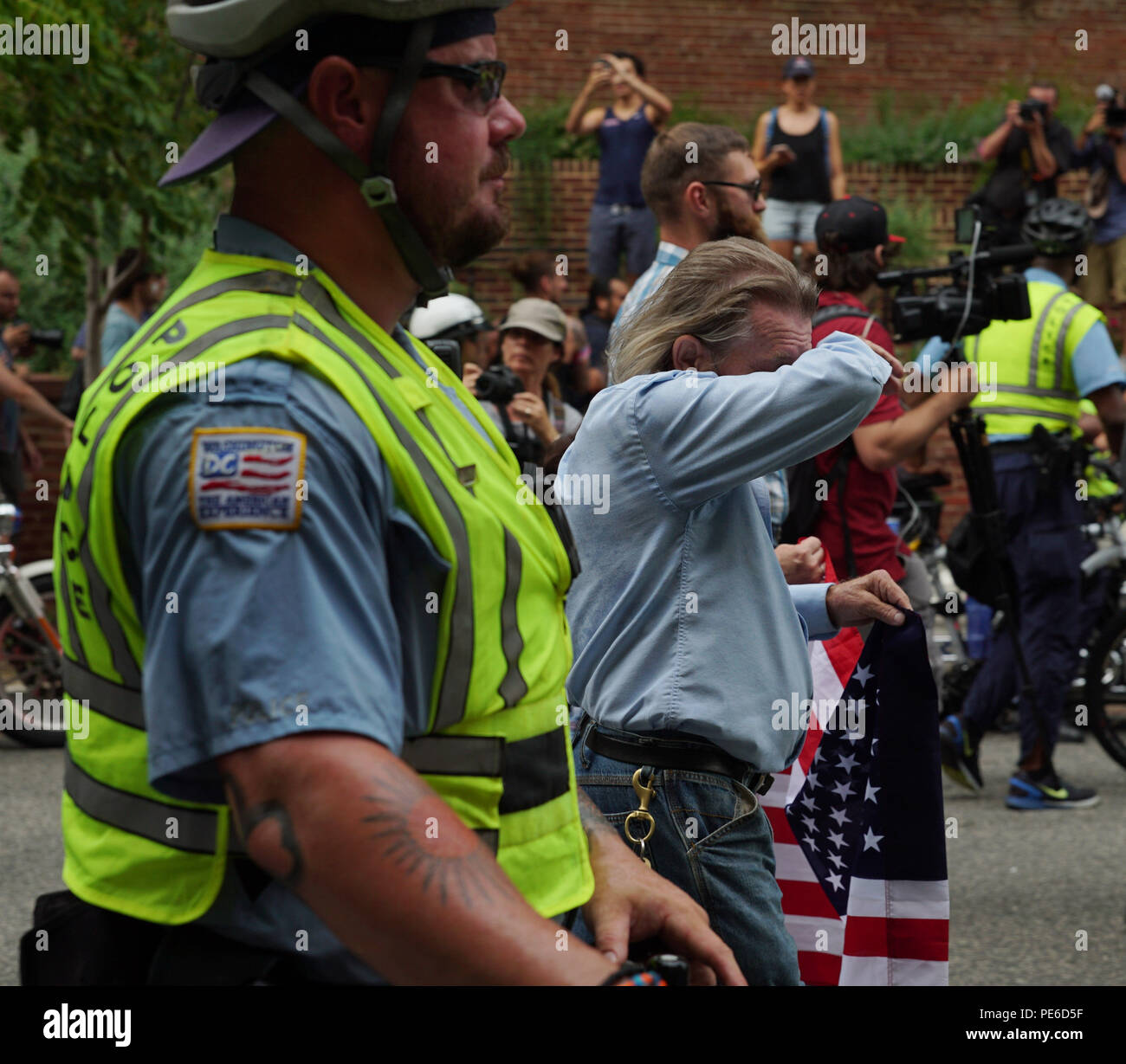 (180813) -- WASHINGTON, 13 août 2018 (Xinhua) -- un suprémaciste blanc (R) marches près de la Maison Blanche à Washington D.C., États-Unis, le 12 août, 2018. Il avait été prévu jusqu'à environ 400 membres de la suprématie blanche de rassembler à l'extérieur de la Maison Blanche le dimanche. Cependant, en 4:00, heure locale, seulement quelques dizaines d'entre elles ont pris naissance et ont défilé à Washington D.C., accompagné par d'énormes huées de de monde counterprotesters séparées par forte présence policière. (Xinhua/Hu, chanson)(zhf) Banque D'Images