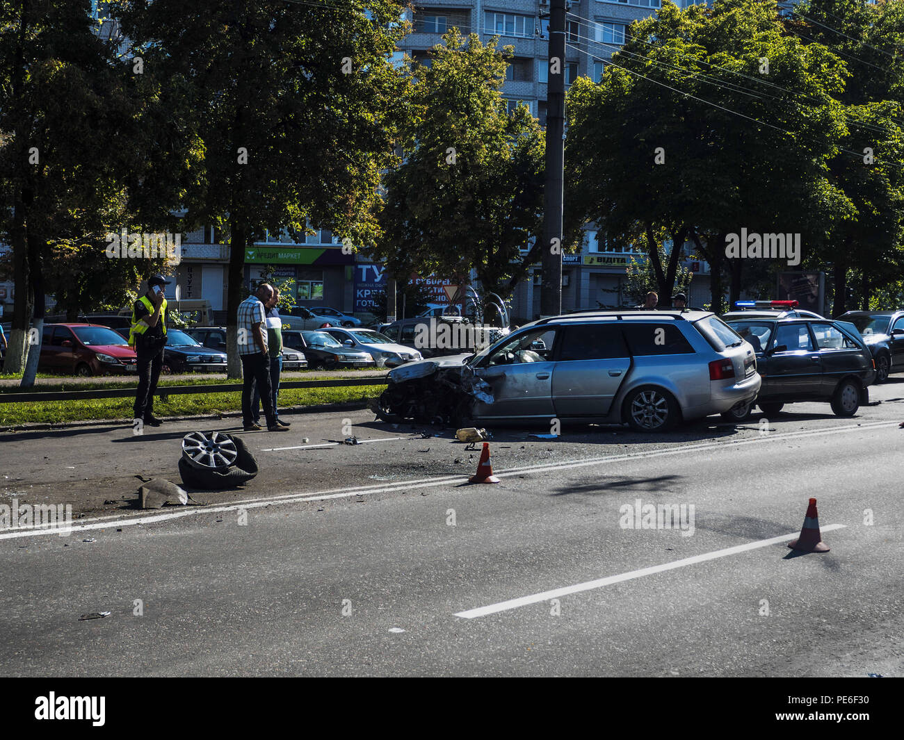 Borispyl, Kiev, Ukraine. Août 13, 2018. Le véhicule vu Audi endommagée après l'accident.Un van et un véhicule Audi s'est écrasé dans l'autre dans Borispyl dans la banlieue de Kiev. L'accident a causé à la fois chaque véhicule perdre une roue. La route était fermée pour la police d'enquêter. Crédit : Igor Golovniov SOPA/Images/ZUMA/Alamy Fil Live News Banque D'Images