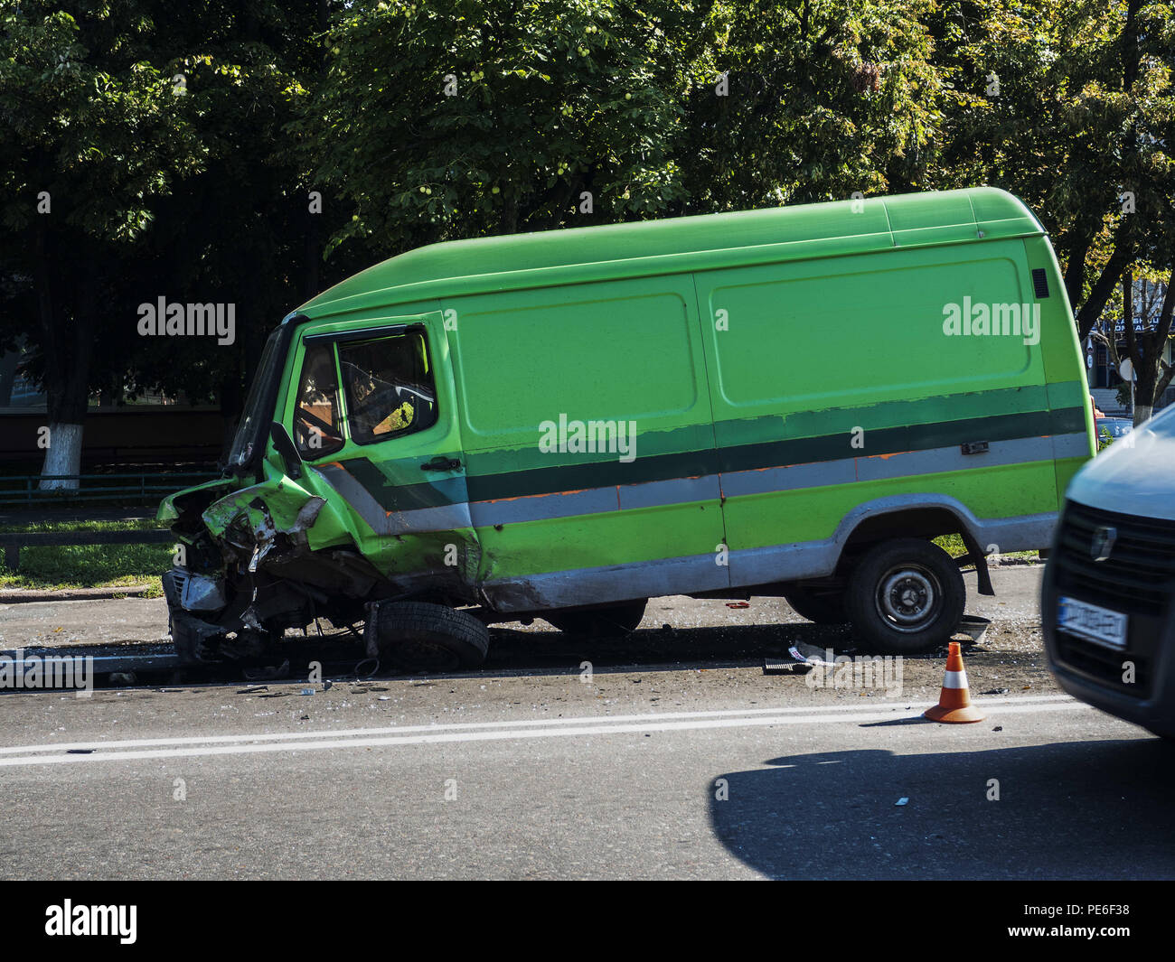 Borispyl, Kiev, Ukraine. Août 13, 2018. L'endommagé van vu après l'accident avec sa roue avant gauche tombé.Un van et un véhicule Audi s'est écrasé dans l'autre dans Borispyl dans la banlieue de Kiev. L'accident a causé à la fois chaque véhicule perdre une roue. La route était fermée pour la police d'enquêter. Crédit : Igor Golovniov SOPA/Images/ZUMA/Alamy Fil Live News Banque D'Images