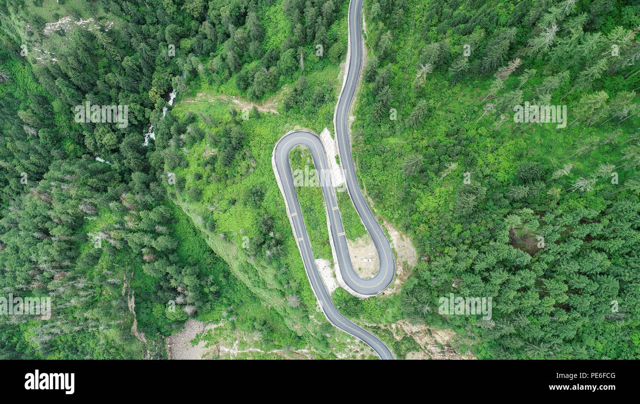 (180813) -- GYIRONG, 13 août 2018 (Xinhua) -- photo aérienne prise le 12 août 2018 montre une route de montagne sinueuse du Col Gyirong route dans le comté de Gyirong Xigazê, ville du sud-ouest de la Chine, région autonome du Tibet. La route, un passage Gyirong 94 kilomètres de la route nationale 216, est une importante route commerciale reliant la Chine et le Népal. La route a été fortement touchée par le tremblement de terre dévastateur au Népal en avril 2015. Maintenant la route a repris la vitalité et pris un nouveau look après des années de réparation et de rénovation, tandis que le volume du commerce annuel de Gyirong près du port a augmenté sept fois bof Banque D'Images