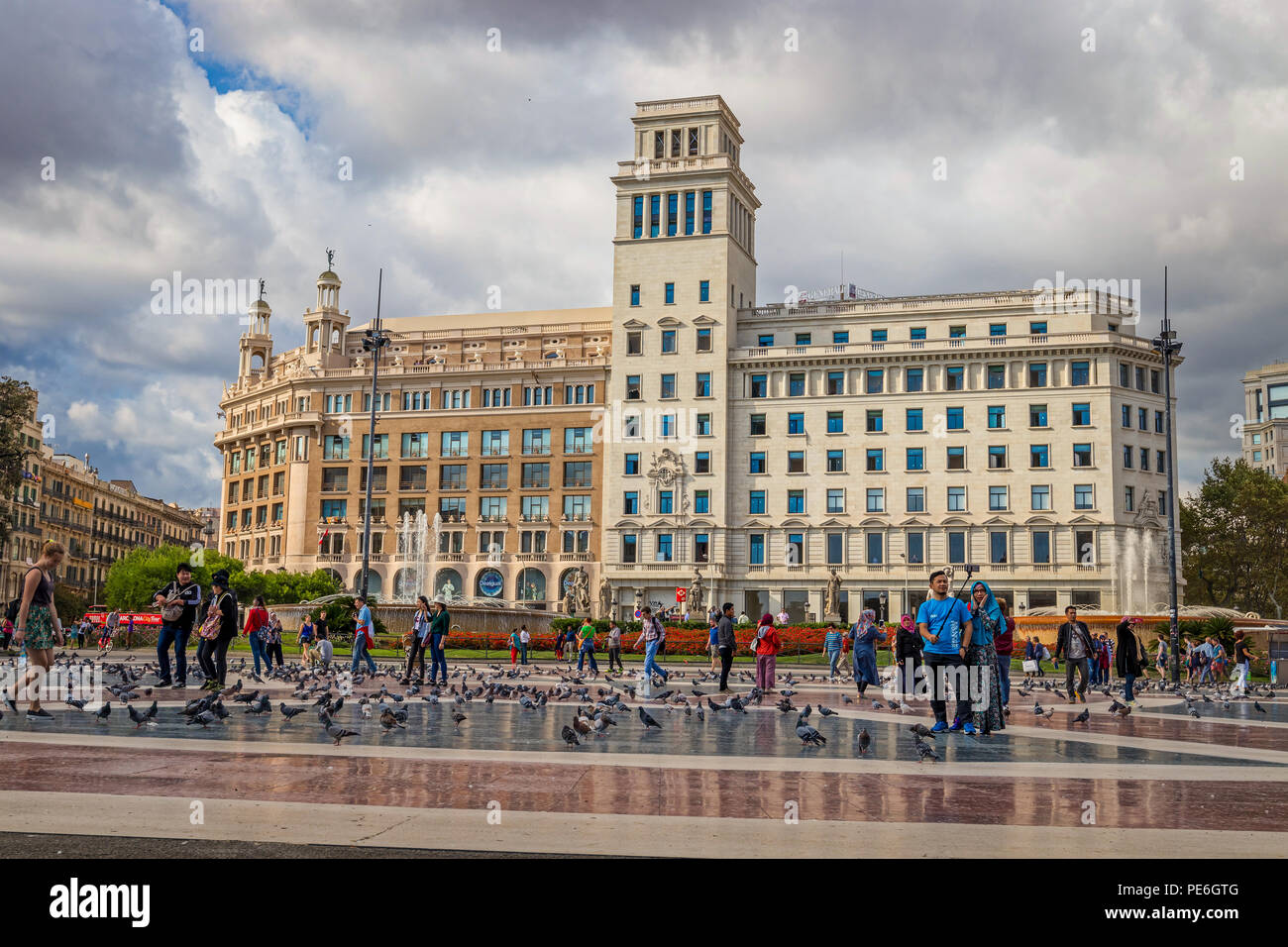 La place principale de Barcelone en une journée nuageuse avec les pigeons en Espagne. 09. 10. 2018 Espagne Banque D'Images