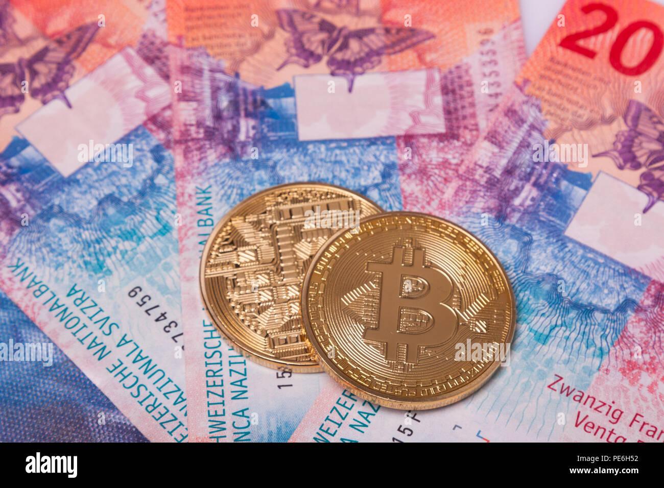 Pièce de monnaie Bitcoin btc crypto plus franc suisse bank notes Photo  Stock - Alamy