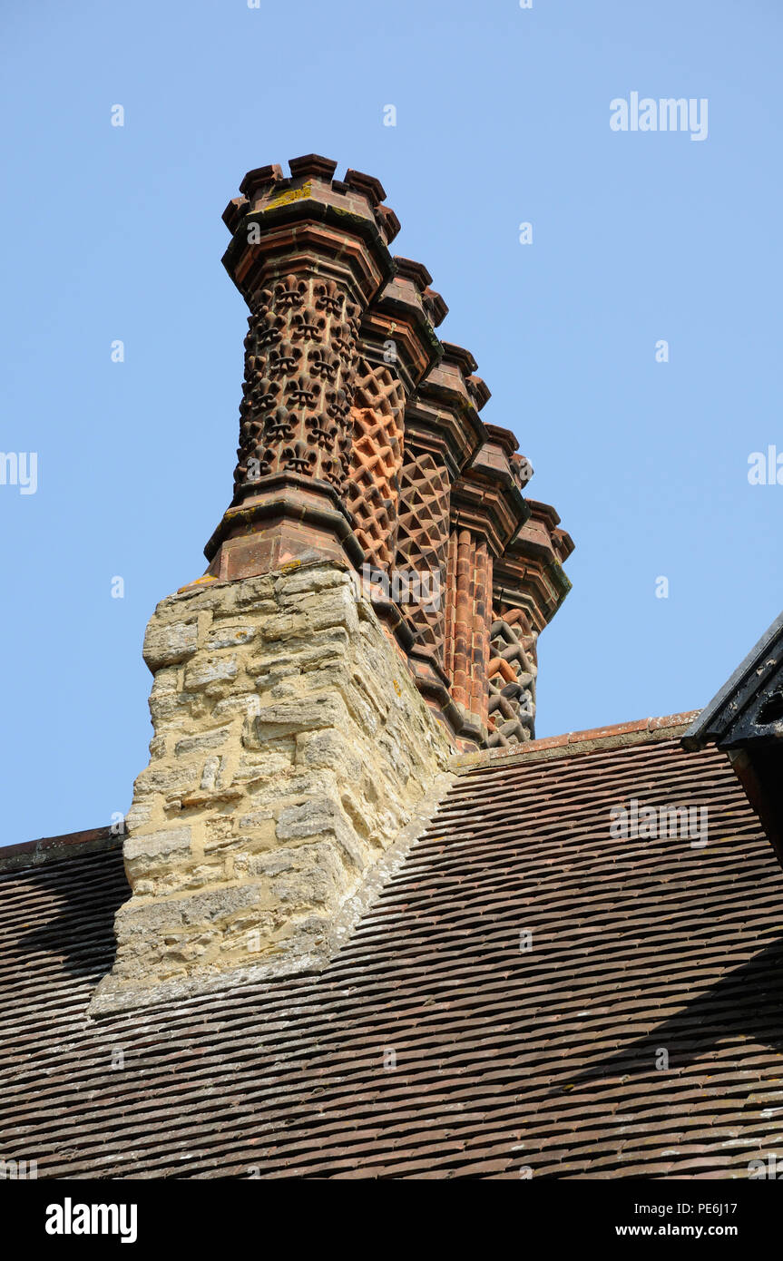 Chimneys surle Old Rectory, Turvey, Bedfordshire. Chaque cheminée est unique et représente un autre style de pose de briques. Banque D'Images