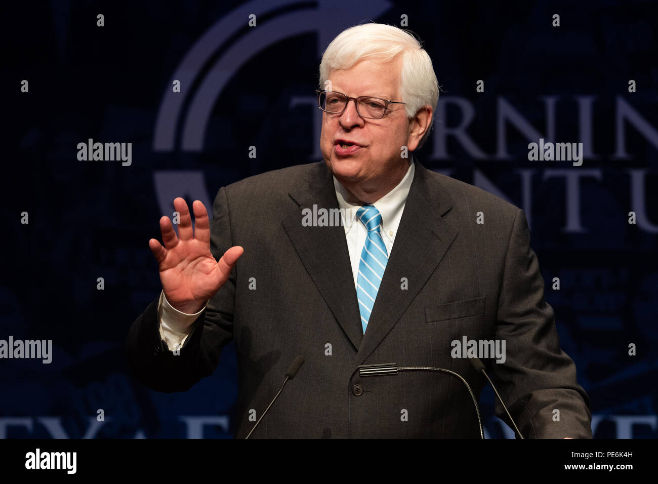 Dennis Prager, nationalement syndicated parti conservateur animateur radio et écrivain, parlant au tournant du Sommet du Leadership de l'école secondaire à laver Banque D'Images