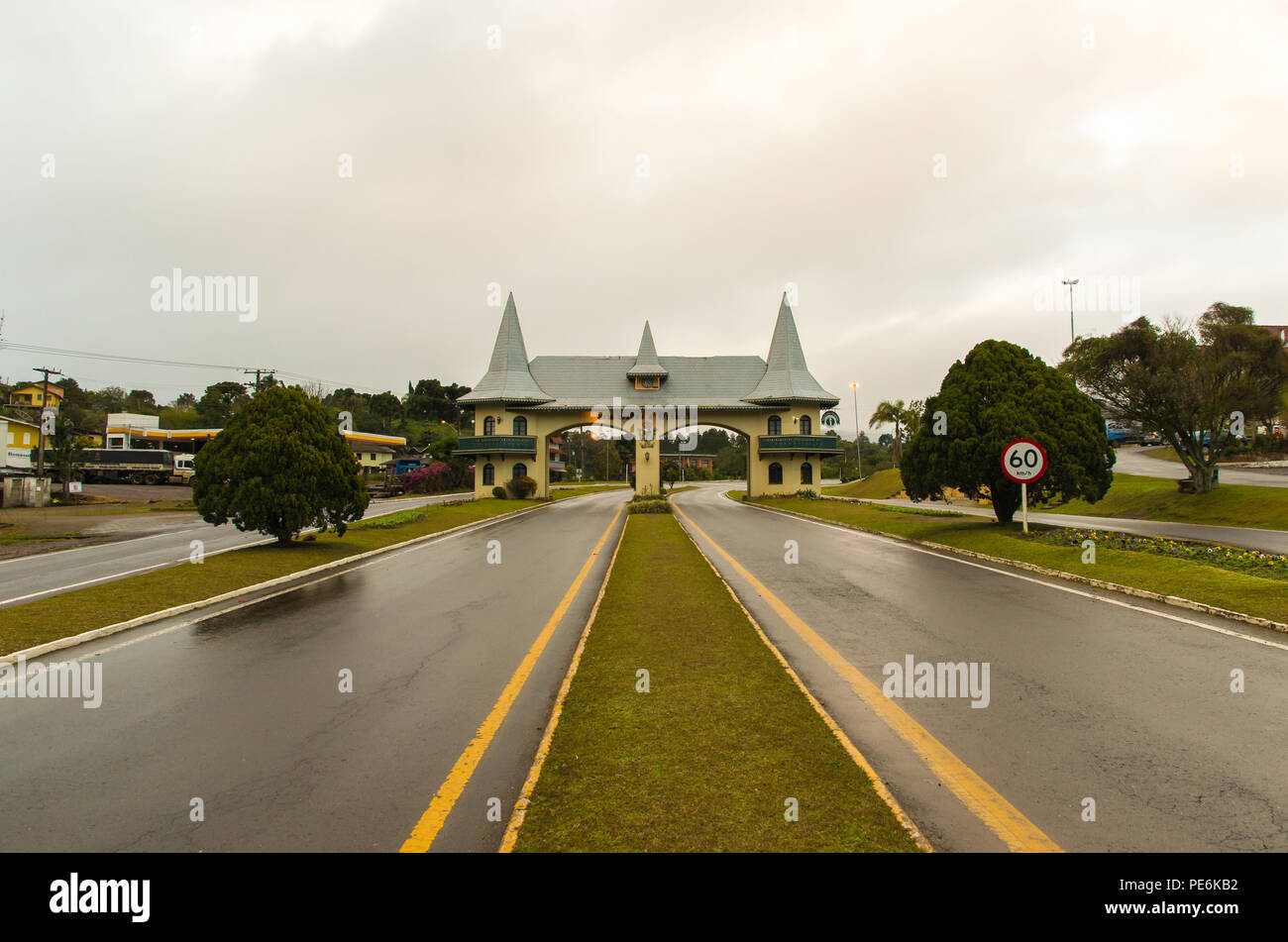 GRAMADO, RIO GRANDE DO SUL, BRÉSIL - 11 août 2018 : portique Passerelle Entrace de la ville de Gramado Banque D'Images