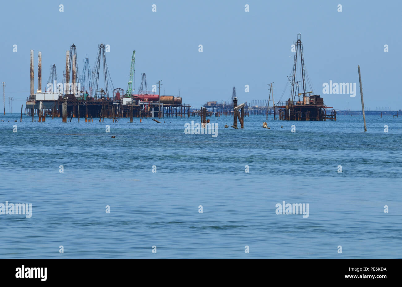 Plates-formes pétrolières en Mer Caspienne, l'Azerbaïdjan, la péninsule d'Absheron Banque D'Images