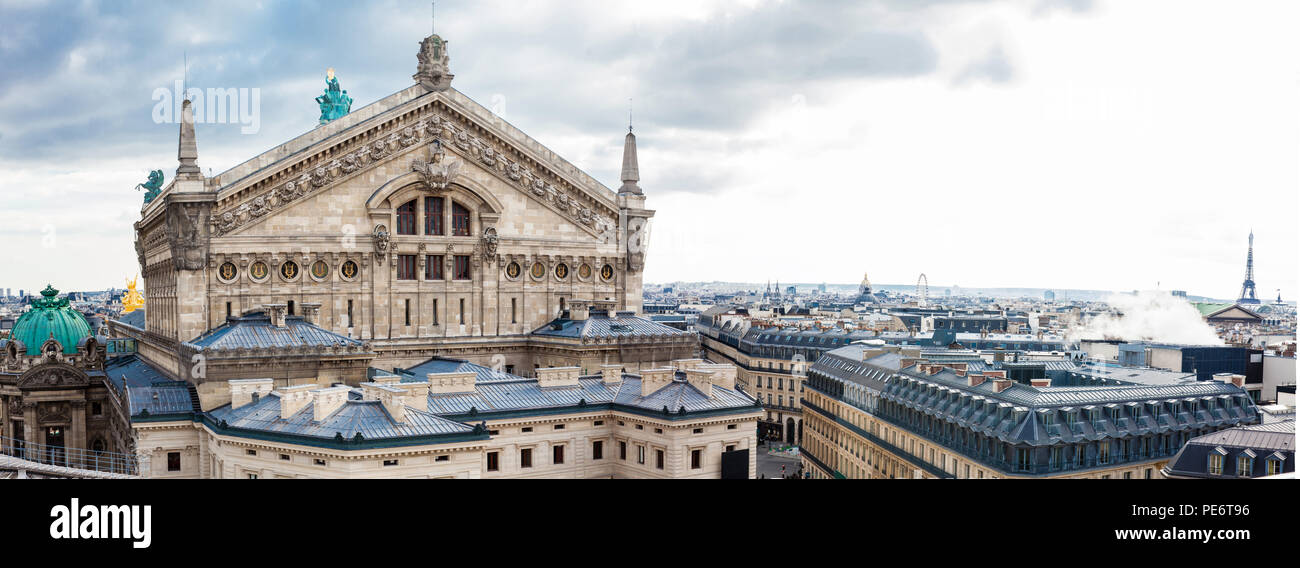 Panorama de la belle ville de Paris vu depuis la terrasse de l'Galeries Lafayette dans une froide journée d'hiver Banque D'Images
