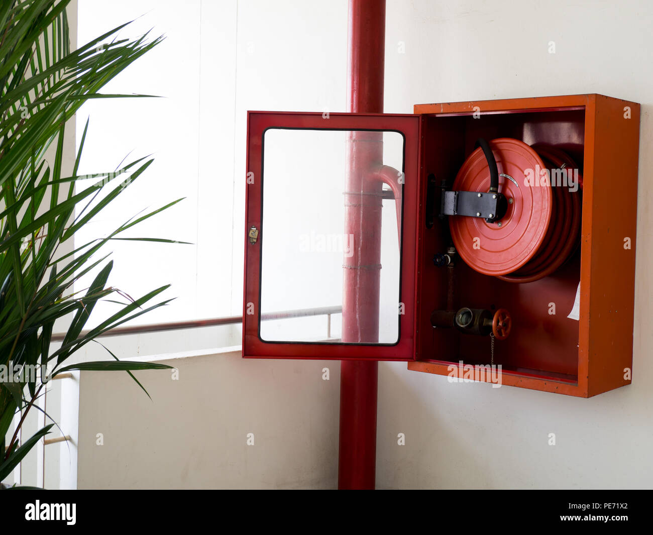 Extincteur avec différents types d'extincteurs situé dans le mur blanc. copie espace pour le texte et le contenu Banque D'Images