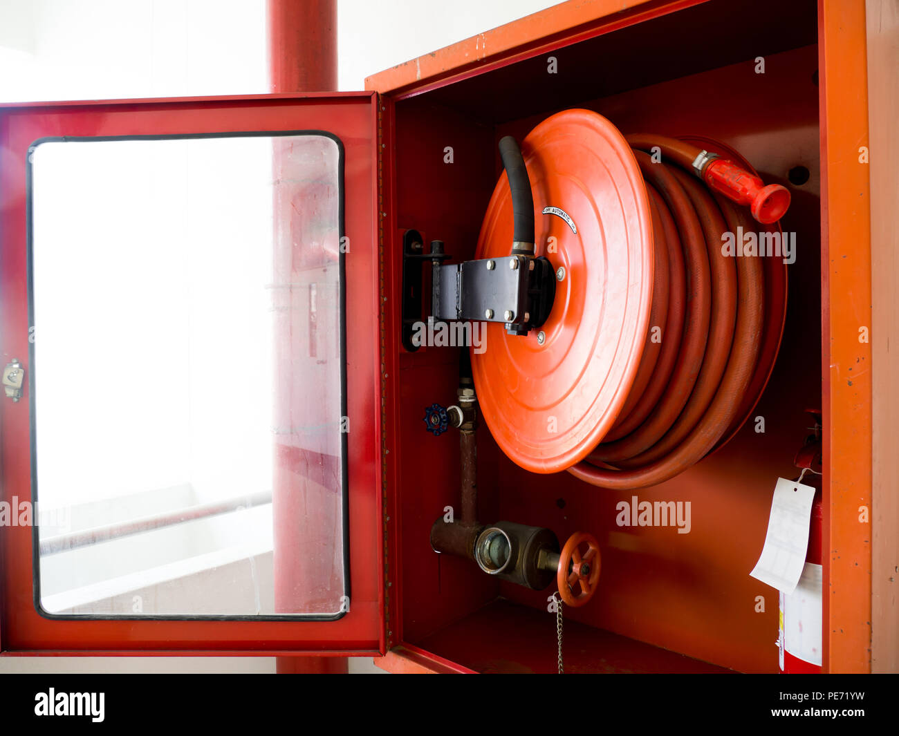 Extincteur avec différents types d'extincteurs situé dans le mur blanc. copie espace pour le texte et le contenu Banque D'Images