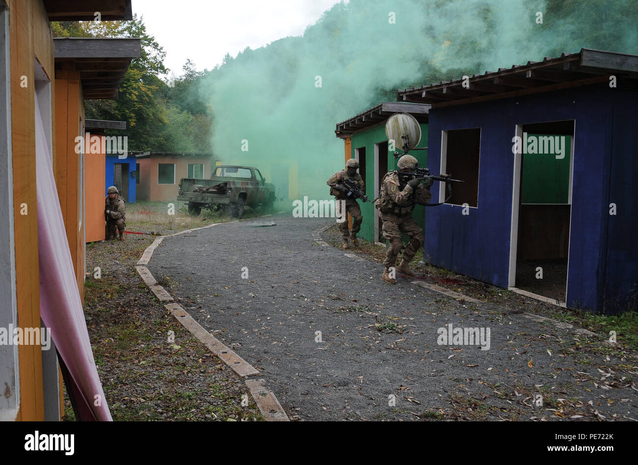 Des soldats américains affectés au 3e Escadron, 2e régiment de cavalerie (TROUPE DE FER) L'équipe de conduite de tir réel au rang 17 à la zone d'entraînement aux manœuvres Baumholder, Allemagne, 8 octobre 2015. (U.S. Photo de l'armée par Ruediger Hess/libérés) Banque D'Images