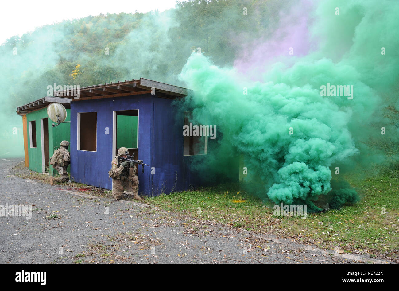 Des soldats américains affectés au 3e Escadron, 2e régiment de cavalerie (TROUPE DE FER) L'équipe de conduite de tir réel au rang 17 à la zone d'entraînement aux manœuvres Baumholder, Allemagne, 8 octobre 2015. (U.S. Photo de l'armée par Ruediger Hess/libérés) Banque D'Images