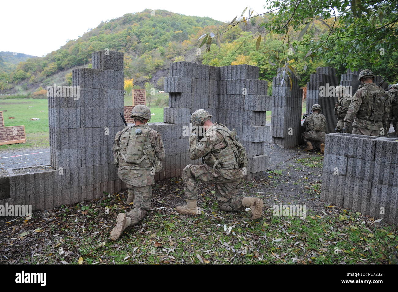 Des soldats américains affectés au 3e Escadron, 2e régiment de cavalerie (TROUPE DE FER) L'équipe de conduite de tir réel au rang 17 à la zone d'entraînement aux manœuvres Baumholder, Allemagne, 8 octobre 2015. (U.S. Photo de l'armée par Ruediger Hess/libérés) Banque D'Images