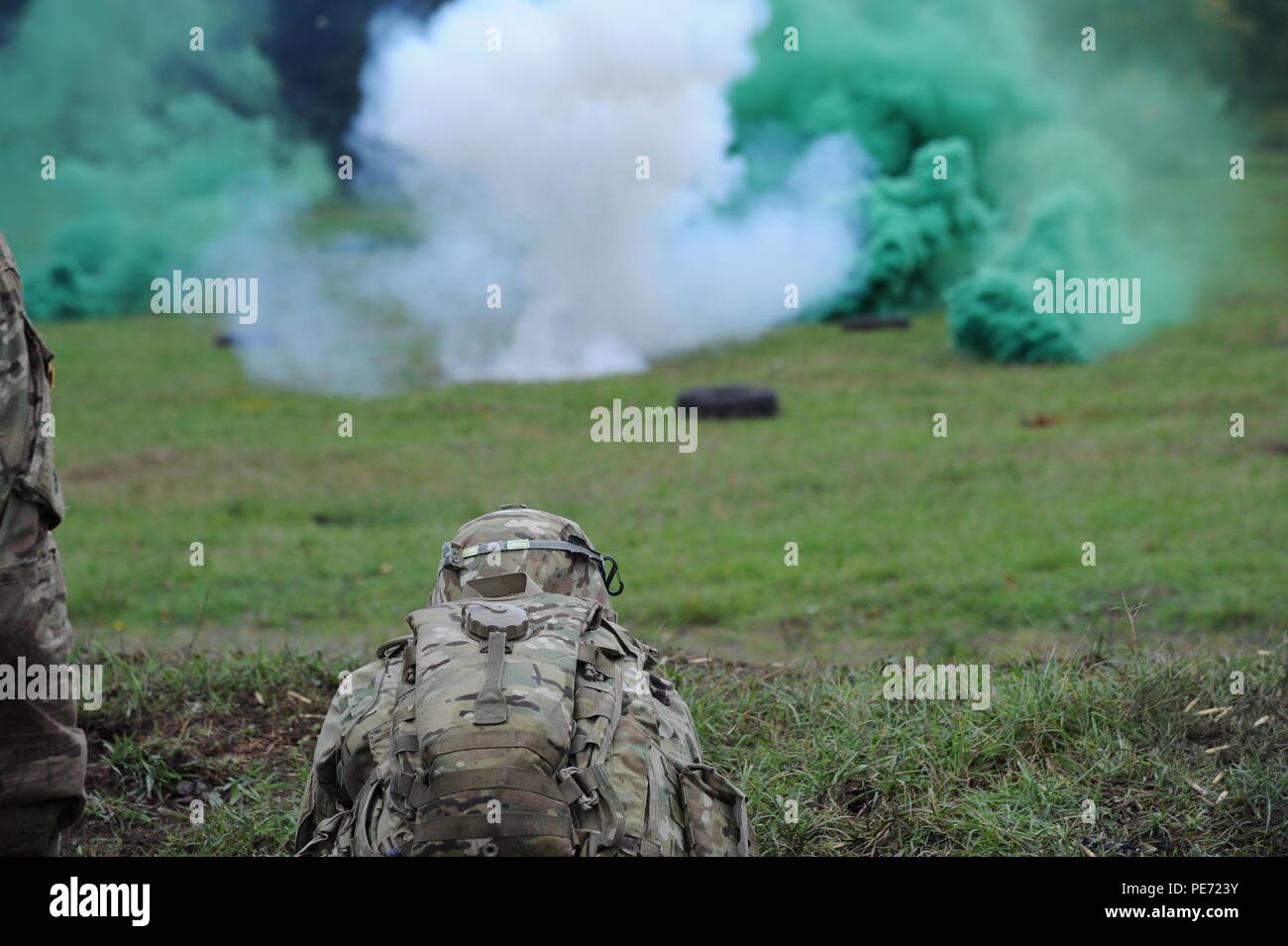 Des soldats américains affectés au 3e Escadron, 2e régiment de cavalerie (TROUPE DE FER) L'équipe de conduite de tir réel au rang 17 à la zone d'entraînement aux manœuvres Baumholder, Allemagne, 8 octobre 2015. (U.S. Photo de l'armée par Ruediger Hess/libérés) Banque D'Images