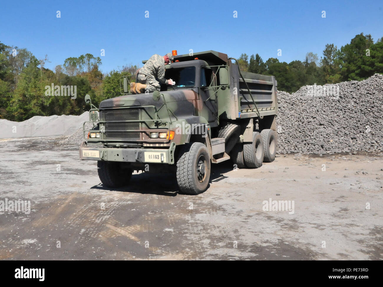 Un soldat de la Garde nationale de Caroline du Nord avec la 878e compagnie du génie se lave la fenêtre sur ses 10 tonnes camion-benne dans Andrews C. Les 37 soldats du 878e transport de sable, de roche et d'autres matériaux de la route à plusieurs sections le long chemin Indian Hut dans un effort pour réparer les dommages causés aux routes dans le cadre de la Garde nationale de Caroline du Sud pour les opérations de secours en cas de crue. (U.S. La Garde nationale de l'armée photo par le Sgt. Ason Forsyth, Caroline du /de la Garde nationale) Parution Banque D'Images