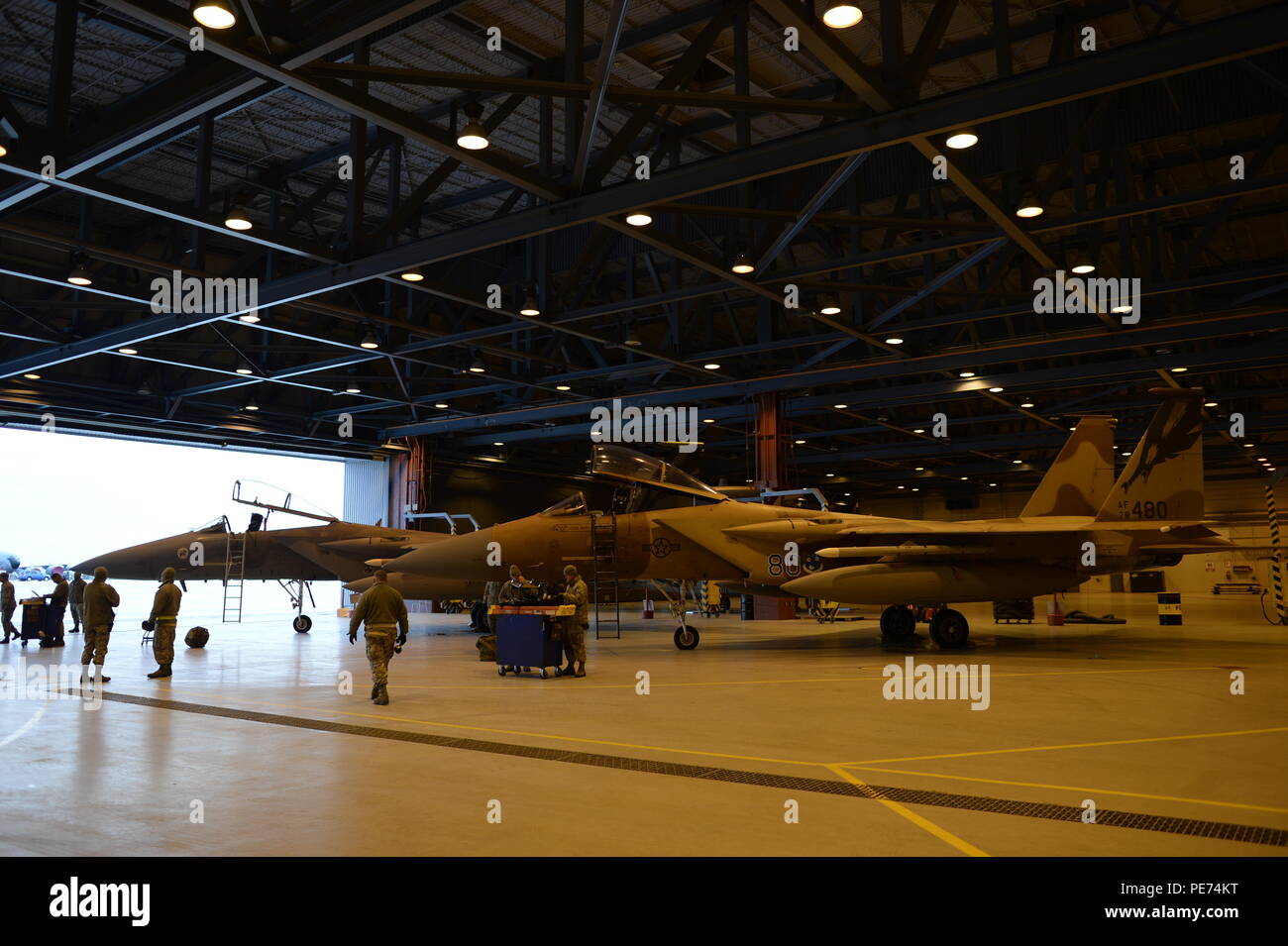 Des chasseurs F-15C Eagle de la 144th Fighter Wing, Fresno, Californie, se préparent pour leur premier lancement à partir de la 5e Escadre Goose Bay, Canada, pour participer à l’exercice vigilant Shield 16, 19 octobre 2015. Environ 700 membres des Forces armées canadiennes, de la U.S. Air Force, de la U.S. Navy et de la Garde nationale aérienne sont déployés à Iqaluit, au Nunavut, et à la 5e Escadre Goose Bay pour des opérations conjointes dans l’Arctique, de l’entraînement par temps froid et des exercices multinationaux mettant l’accent sur l’interopérabilité, la disponibilité opérationnelle et l’emploi de chasseurs. Banque D'Images