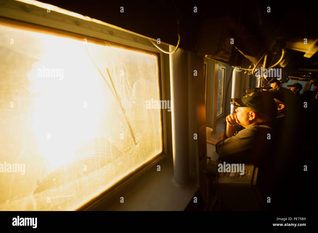 151020-N-XT273-350 OCÉAN ATLANTIQUE (oct. 20, 2015) Les marins à bord de la classe Arleigh Burke destroyer USS Ross (DDG 71) voir un lancement de missile Maritime au cours de la défense antimissile de théâtre (MTMD) du Forum de démonstration en mer (ASD-15). Navires du Canada, France, Italie, Pays-Bas, Norvège, Espagne, Royaume-Uni et les États-Unis d'un suivi et sont détruits et balistique cible de missiles de croisière anti-navires durant la démonstration en direct de six scénarios d'incendie. L'Allemagne a fourni du personnel à la Force opérationnelle multi-nationale de la part de son personnel. (U.S. Photo par marine Spécialiste de la communication de masse 2e classe St Justin Banque D'Images