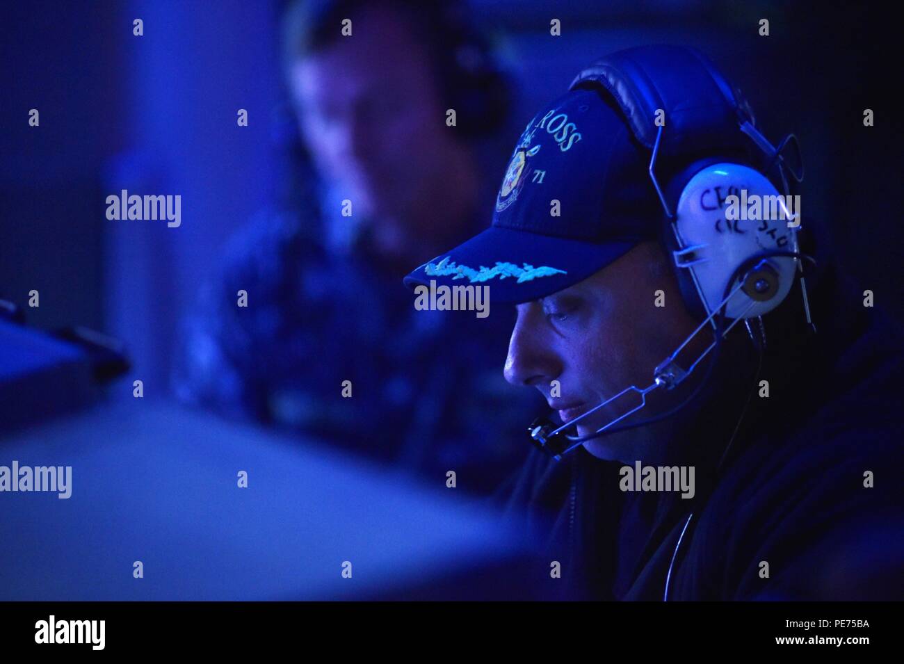 151020-N-XT273-221 OCÉAN ATLANTIQUE (oct. 20, 2015), USS Ross (DDG 71) commandant le Cmdr. Gorman Tadd surveille la communication au cours de la défense antimissile de théâtre Maritime (MTMD) du Forum de démonstration en mer (ASD-15) à bord de la classe Arleigh Burke destroyer USS Ross (DDG 71). Navires du Canada, France, Italie, Pays-Bas, Norvège, Espagne, Royaume-Uni et les États-Unis d'un suivi et sont détruits et balistique cible de missiles de croisière anti-navires durant la démonstration en direct de six scénarios d'incendie. L'Allemagne a fourni du personnel à la Force opérationnelle multi-nationale de la part de son personnel. (U.S. Photo par Marine Banque D'Images