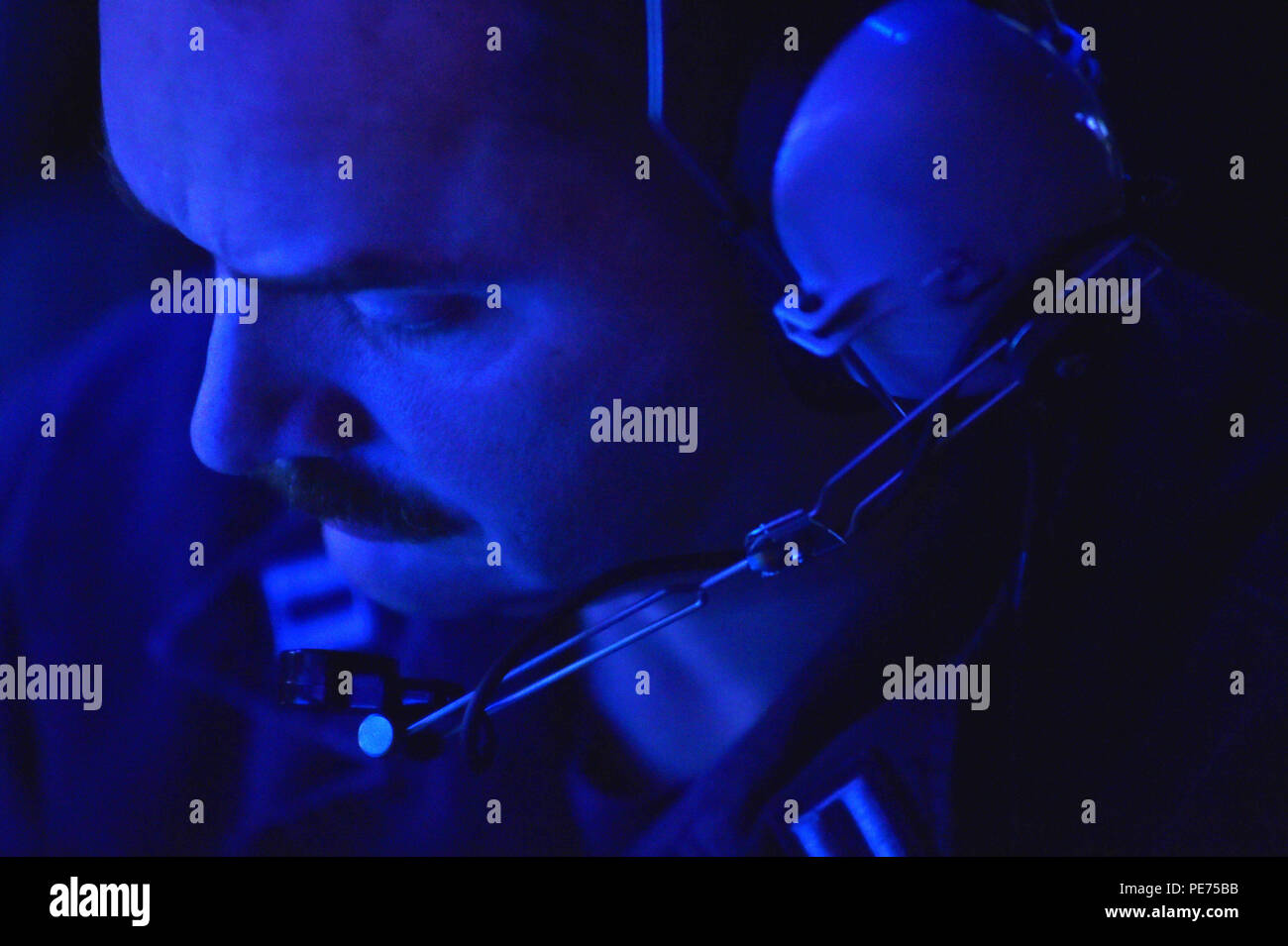 151020-N-XT273-215 OCÉAN ATLANTIQUE (oct. 20, 2015 Officier de systèmes de combat) Le lieutenant Cameron Burnette coordonne l'activité au cours de la gamme Hébrides de défense antimissile de théâtre Maritime (MTMD) du Forum de démonstration en mer (ASD-15) compte à rebours à bord du destroyer de classe Arleigh Burke USS Ross (DDG 71). Navires du Canada, France, Italie, Pays-Bas, Norvège, Espagne, Royaume-Uni et les États-Unis d'un suivi et sont détruits et balistique cible de missiles de croisière anti-navires durant la démonstration en direct de six scénarios d'incendie. L'Allemagne a fourni du personnel à la Force opérationnelle multi-nationale de la part de son personnel.. (U.S. Nav Banque D'Images