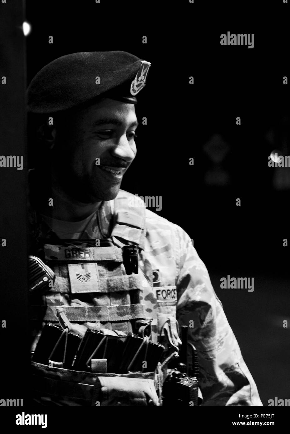 Le s.. Roderick vert, 5e Escadron des Forces de sécurité l'entrée de l'installation, le contrôleur vérifie l'identification et permet l'entrée sur Minot Air Force Base, N.D., Octobre 14, 2015. Green, Senior Airman Micah Husen et d'un membre de la 1re classe Jason Sutton, 5e les forces de sécurité de l'installation des contrôleurs de vol Charlie d'entrée, la porte principale de 18 h à 6 h, vérification et inspection de l'identification des véhicules. (U.S. Air Force photo/Navigant de première classe J.T. Armstrong) Banque D'Images