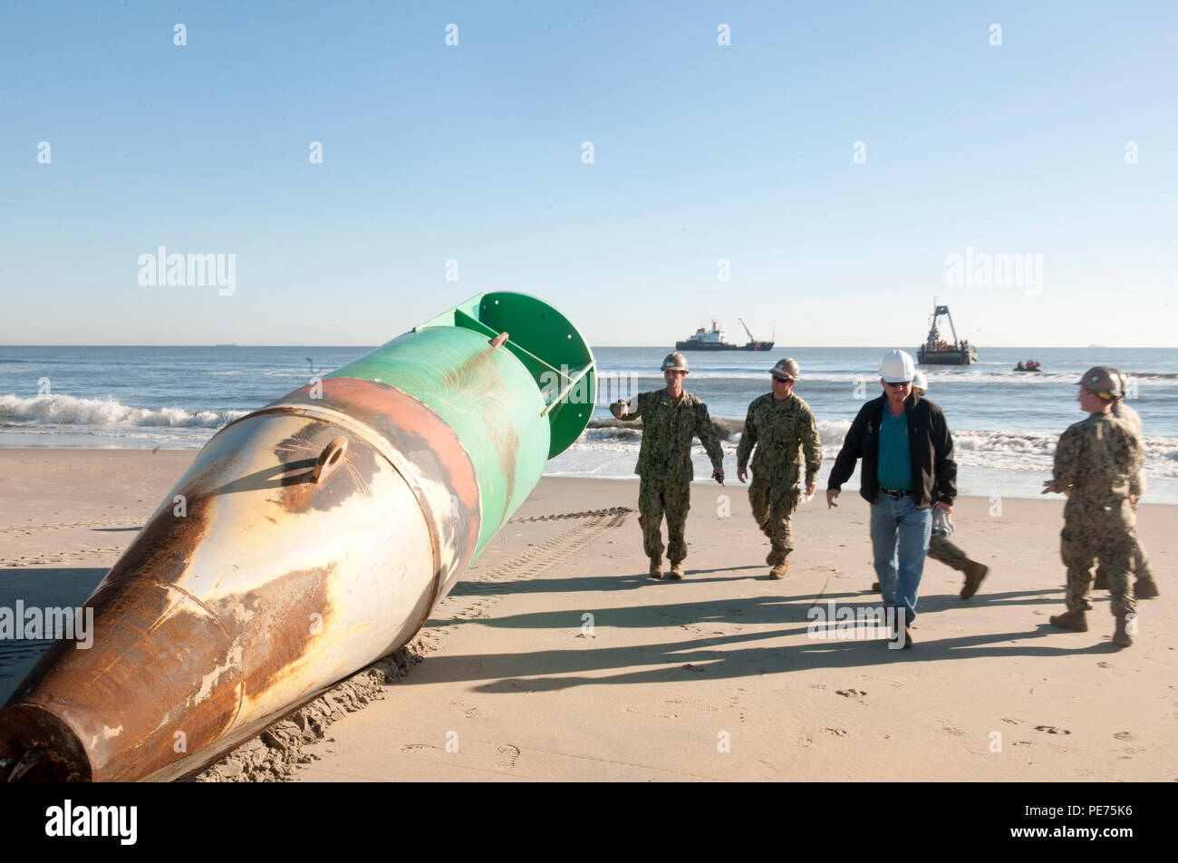 Les membres de la Marine Amphibious Construction Battalion Deux, ville de Virginia Beach et de la Garde côtière canadienne Frank a appelé travail à renflouer une bouée Jeudi, 22 octobre 2015, à Virginia Beach, en Virginie, le livre 6 100 bouée a été découvert sur la plage après l'Ouragan Joaquin et a disparu depuis septembre 2014. (U.S. Photographie de la Garde côtière canadienne La Garde côtière canadienne par Auxiliarist Trey Clifton) Banque D'Images