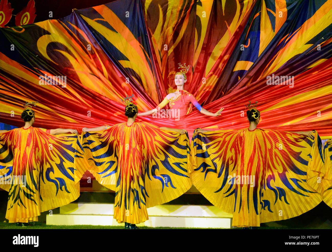 Danseurs illustrent des paons, papillons et fleurs avec la tapisserie qu'ils tournent dans une danse de l'aperçu de la culture de Wuhan, capitale de la province du Hubei en Chine centrale, où le prochain monde CISM Jeux auront lieu en 2019. La danse faisait partie de cérémonies de clôture de la 6e Jeux mondiaux du CISM, société, en Corée du Sud, le 11 octobre 2015. Banque D'Images