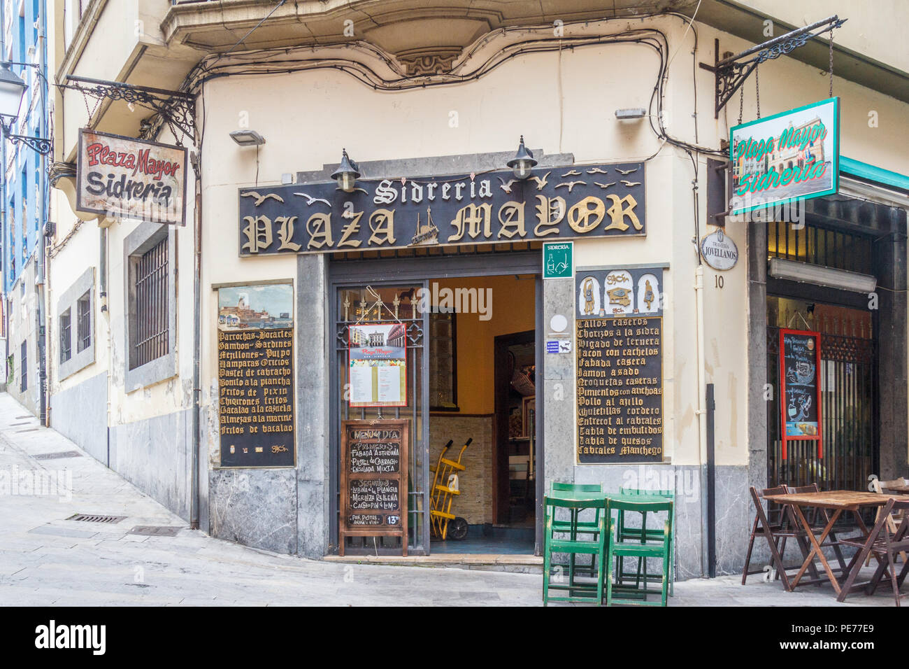 Gijon, Espagne - 6 juillet 2018 : La Plaza Mayor Sidreria. Le bar vend des cidres et autres boissons Banque D'Images