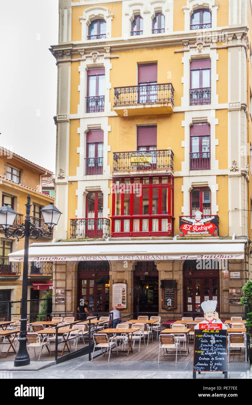 Gijon, Espagne - 6 juillet 2018 : restaurant typique avec terrasse extérieure. Boire et manger en plein air est populaire dans toute l'Espagne. Banque D'Images