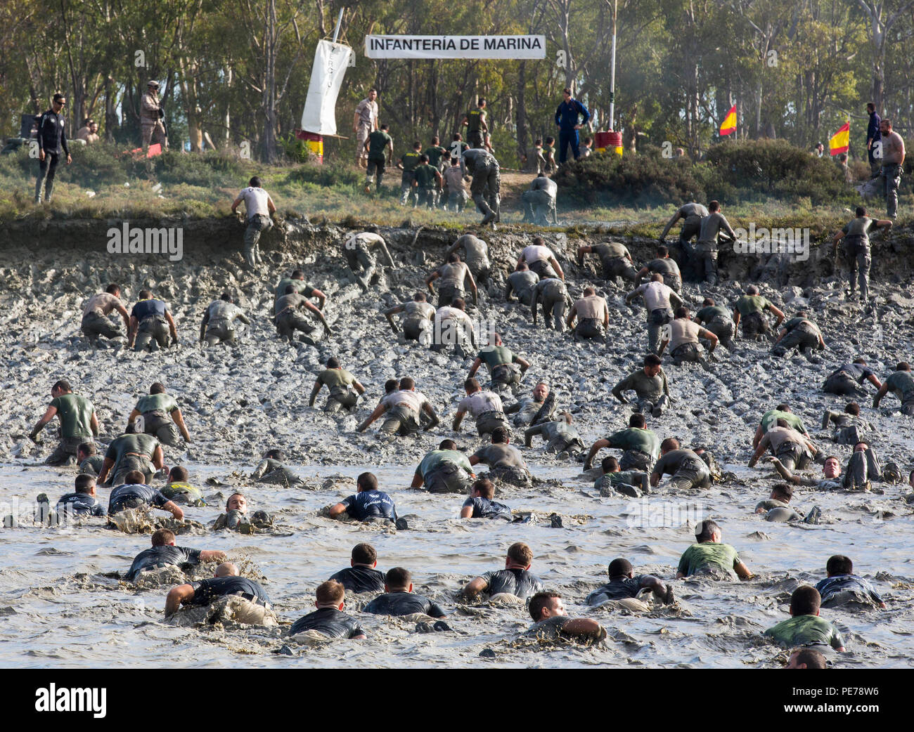 Neuf Marines américains de la Force opérationnelle Air-sol marine spéciale-Crisis Response-Africa ont participé à la 13e course dans la boue de Fan-PIN le 30 octobre 2015, à San Fernando, en Espagne, organisée par les Marines espagnols. Le parcours de six kilomètres comprenait le rampage à travers un kilomètre de boue épaisse, des obstacles d'eau et d'autres défis de terrain pour tester la force et l'endurance. Plus de 1 000 concurrents se sont joints à l'événement. L'exercice a mis l'accent sur le travail d'équipe, la forme physique et la collaboration entre les forces américaines et espagnoles. Banque D'Images