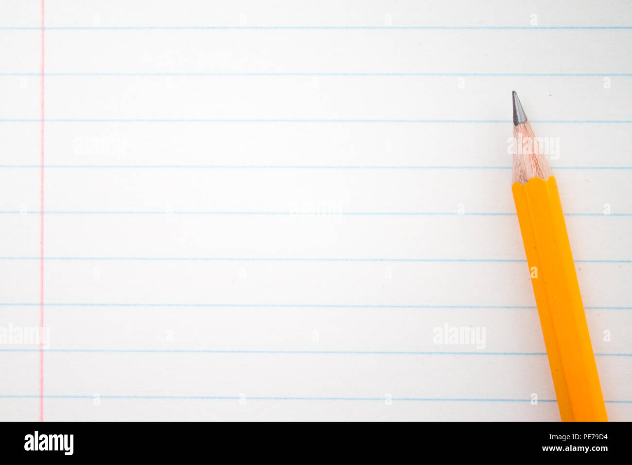 Retour à l'école, l'éducation concept - crayons orange close up et la composition livre sur l'arrière-plan pour l'éducation nouvelle année académique commence ou à long terme de l'étude Banque D'Images