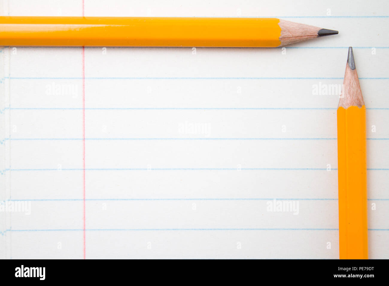 Retour à l'école, l'éducation concept - crayons orange close up et la composition livre sur l'arrière-plan pour l'éducation nouvelle année académique commence ou à long terme de l'étude Banque D'Images