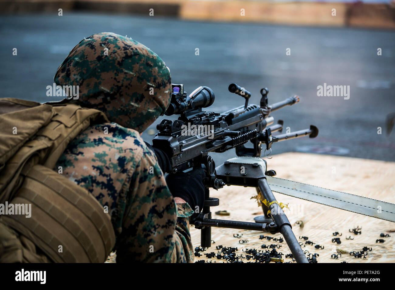 Océan Indien (nov. 3, 2015) UN U.S. Marine avec l'équipe d'armes combinées Anti-Armor, compagnie, bataillon de l'équipe d'atterrissage 3e Bataillon, 1e Régiment de Marines, les incendies un M249 squad arme automatique lors d'un shoot de pont à bord du navire d'assaut amphibie USS Essex (DG 2). Les Marines pratiqué le tir mitrailleuse à améliorer leur adresse au tir sur le navire. La 15e MEU est actuellement déployé dans les Indo-Asia-Pacifique pour promouvoir la stabilité régionale et la sécurité dans la 7e flotte américaine zone d'opérations. (U.S. Marine Corps photo par le Sgt. Anna Albrecht/ libéré) Banque D'Images