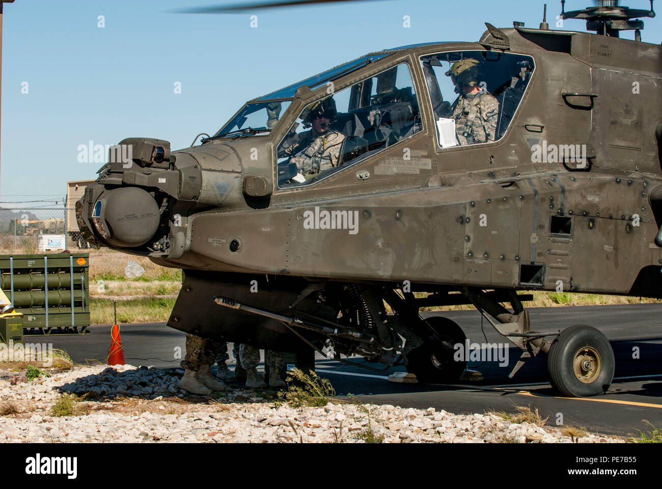 Un hélicoptère Apache et ses bras de l'équipage l'Apache et préparez-vous au décollage pour effectuer l'exercice de tir événement ici à l'héliport de Marana, Arizona Silverbell (U.S. Photo de l'armée par la CPS. Elizabeth Smith//R) Banque D'Images