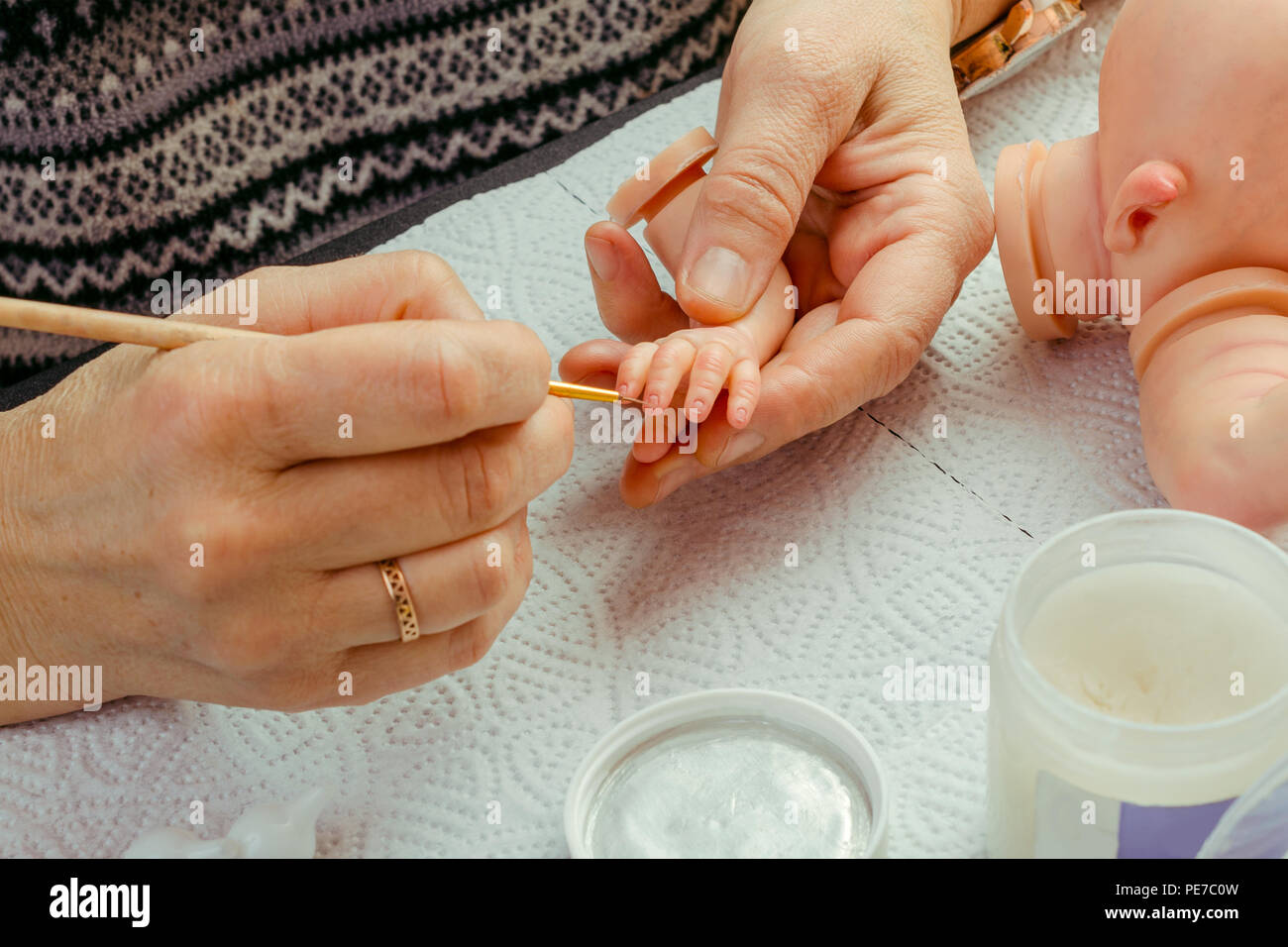 Les mains des femmes de faire des poupées BJD ou renaître dans le milieu de travail. L'usinage des pièces. Le concept de l'art du maître fabricant de poupées. Sel Banque D'Images