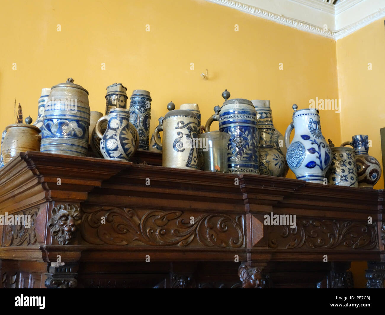 Collection de vieux bidons de bière en grès allemand et chopes Banque D'Images